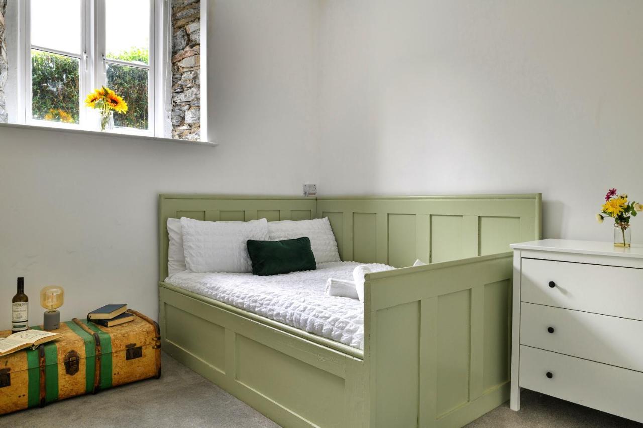 Finest Retreats - Luxury Converted Chapel With Hot Tub & Games Room Dinas Mawddwy Экстерьер фото